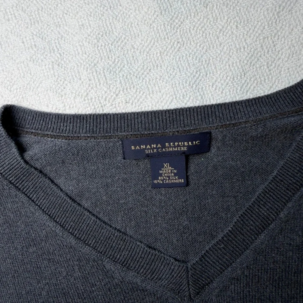 Banana Republic Mens XL Gray Silk Cashmere V-Neck Sweater Minimalist Knit Top